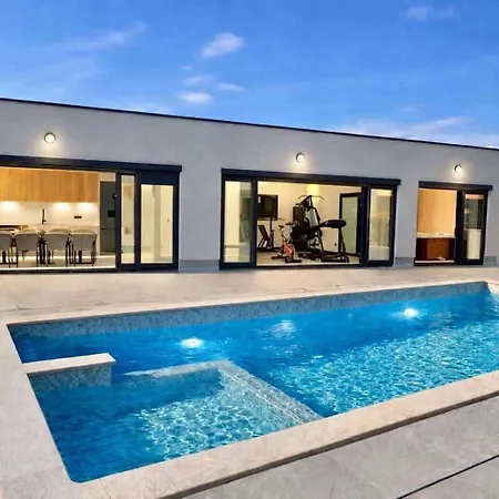 4-br Sleeps 16 With Hot Tub Pool & Parking