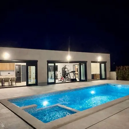 4-br Sleeps 16 With Hot Tub Pool & Parking 弗尔萨尔