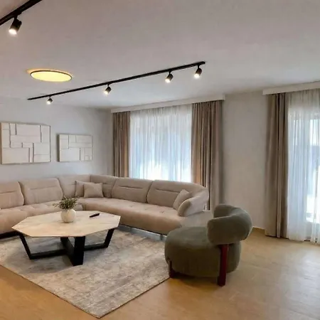 别墅 4-br Sleeps 16 With Hot Tub Pool & Parking *