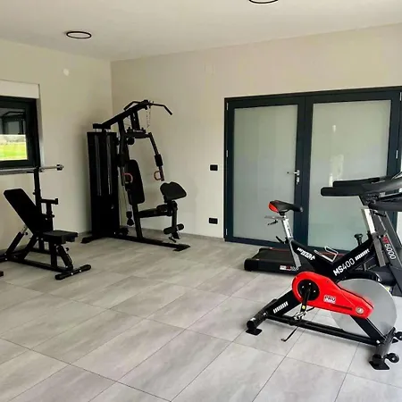4-br Sleeps 16 With Hot Tub Pool & Parking Vrsar