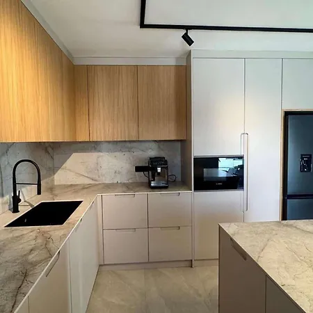 Βίλα 4-br Sleeps 16 With Hot Tub Pool & Parking