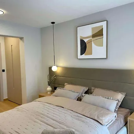 4-br Sleeps 16 With Hot Tub Pool & Parking Vrsar