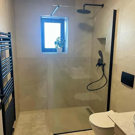 4-br Sleeps 16 With Hot Tub Pool & Parking 别墅