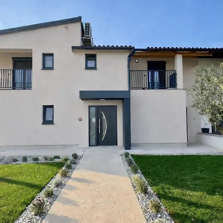 Βίλα 4-br Sleeps 16 With Hot Tub Pool & Parking