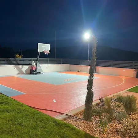 Βίλα 4-br Sleeps 16 With Hot Tub Pool & Parking